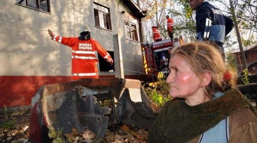 Evi Yandı, Itfaiyeye Haber Veremedi