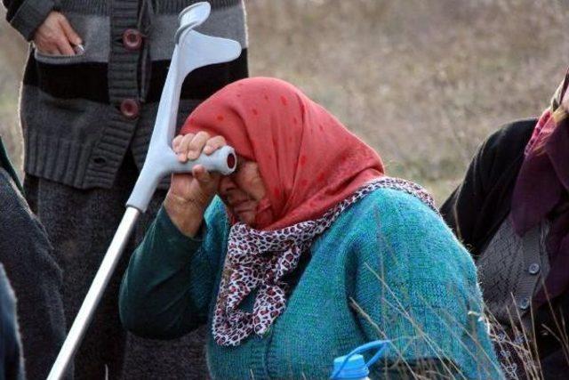 Traktör Altında Kalan Sürücü Öldü, Yakınları Gözyaşı Döktü