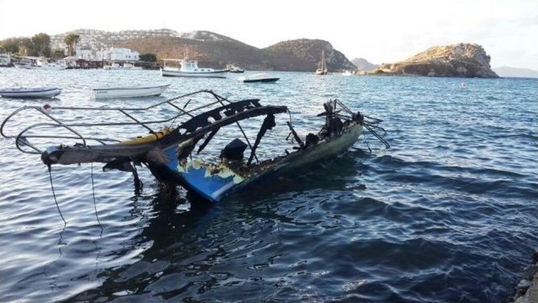 Yıldırım D&uuml;şen Tekne Alev Alev Yandı