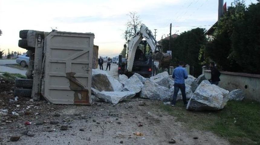 Taş Y&uuml;kl&uuml; Kamyon Devrildi