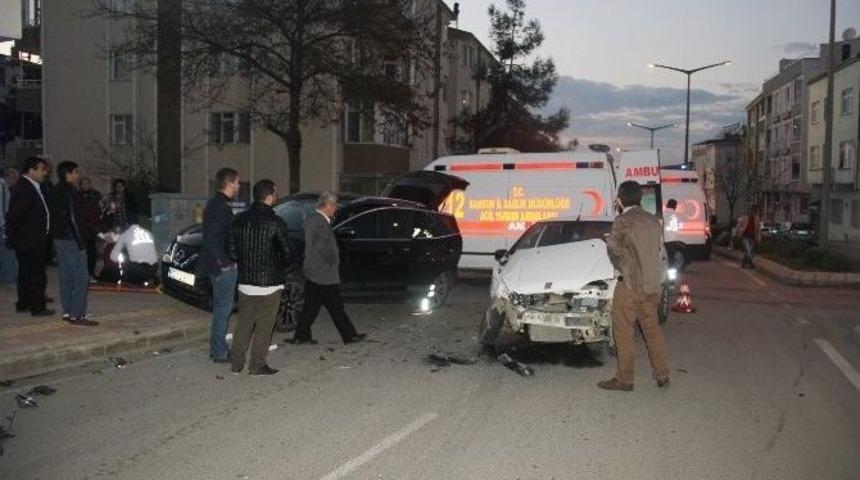 Samsun&rsquo;da 2 Otomobil &Ccedil;arpıştı: 5 Yaralı