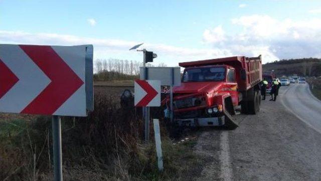 Tekirdağ'da Kamyonla, Otomobil Çarpıştı: 2 Ölü