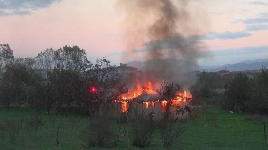 K&ouml;rfez&rsquo;de Tek Katlı Ev Alev Alev Yandı