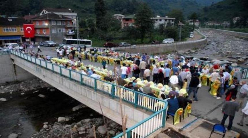 Albayrak'tan k&ouml;pr&uuml;de iftar