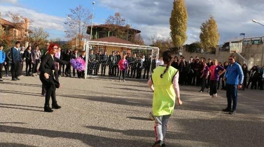 &Ouml;ğretmenler Ve &Ouml;ğrenciler Arasında Kadın Futbolu