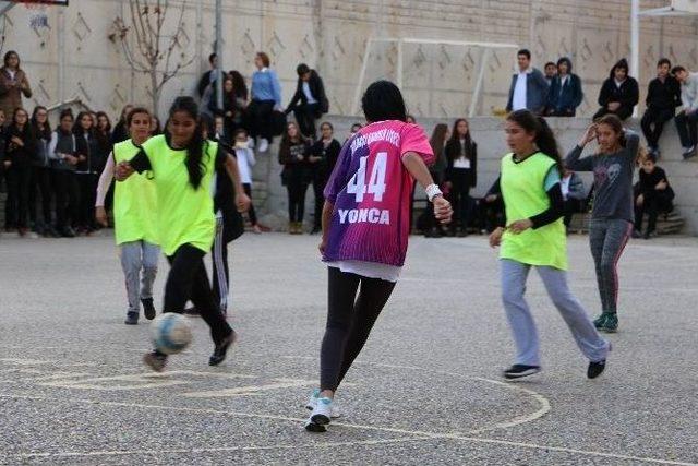 Öğretmenler Ve Öğrenciler Arasında Kadın Futbolu