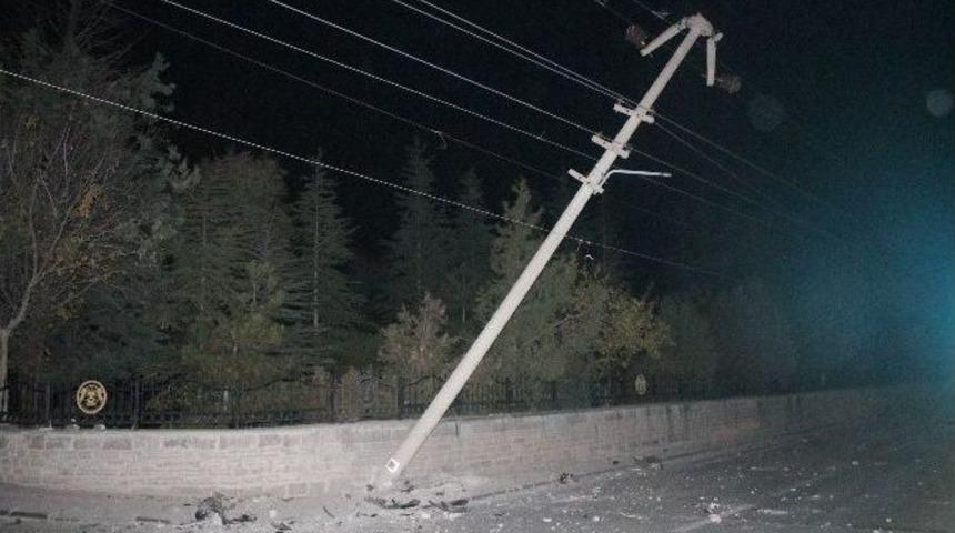 Kontrolden &Ccedil;ıkan L&uuml;ks Cip Elektrik Direğine &Ccedil;arptı: 1 Yaralı