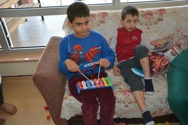 Engelsiz Yaşam Merkezinde &Ccedil;ocuklara Anlamlı Ziyaret 1