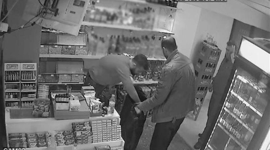 Oyalayarak Sigara Hırsızlığı Kamerada