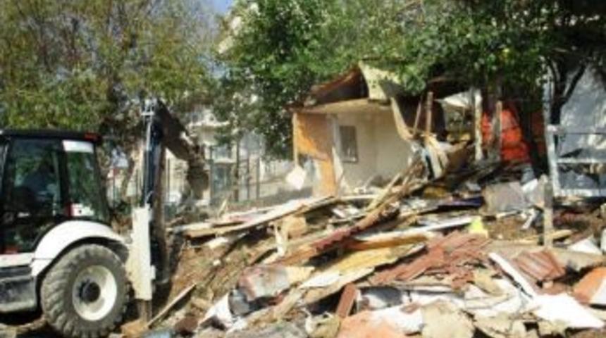 İzmit Belediyesi Tarafından Yassıbağ Ve Yenimahalle&rsquo;de 2 Metruk Yapı Yıkıldı