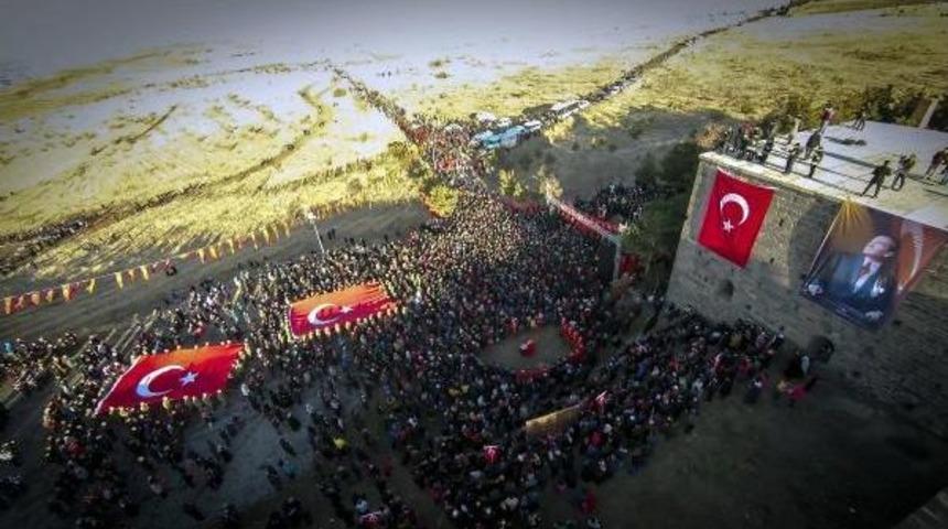 20 Bin Erzurumlu, 139 Yıl &Ouml;nce Atalarının Yaptığı Gibi Aziziye Tabyaları'na Y&uuml;r&uuml;d&uuml;