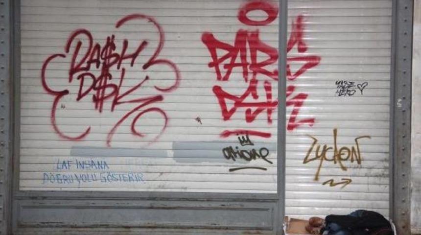 Savaşta Anne Ve  Babasını Kaybetti...istanbul Sokaklarında Tek Başına