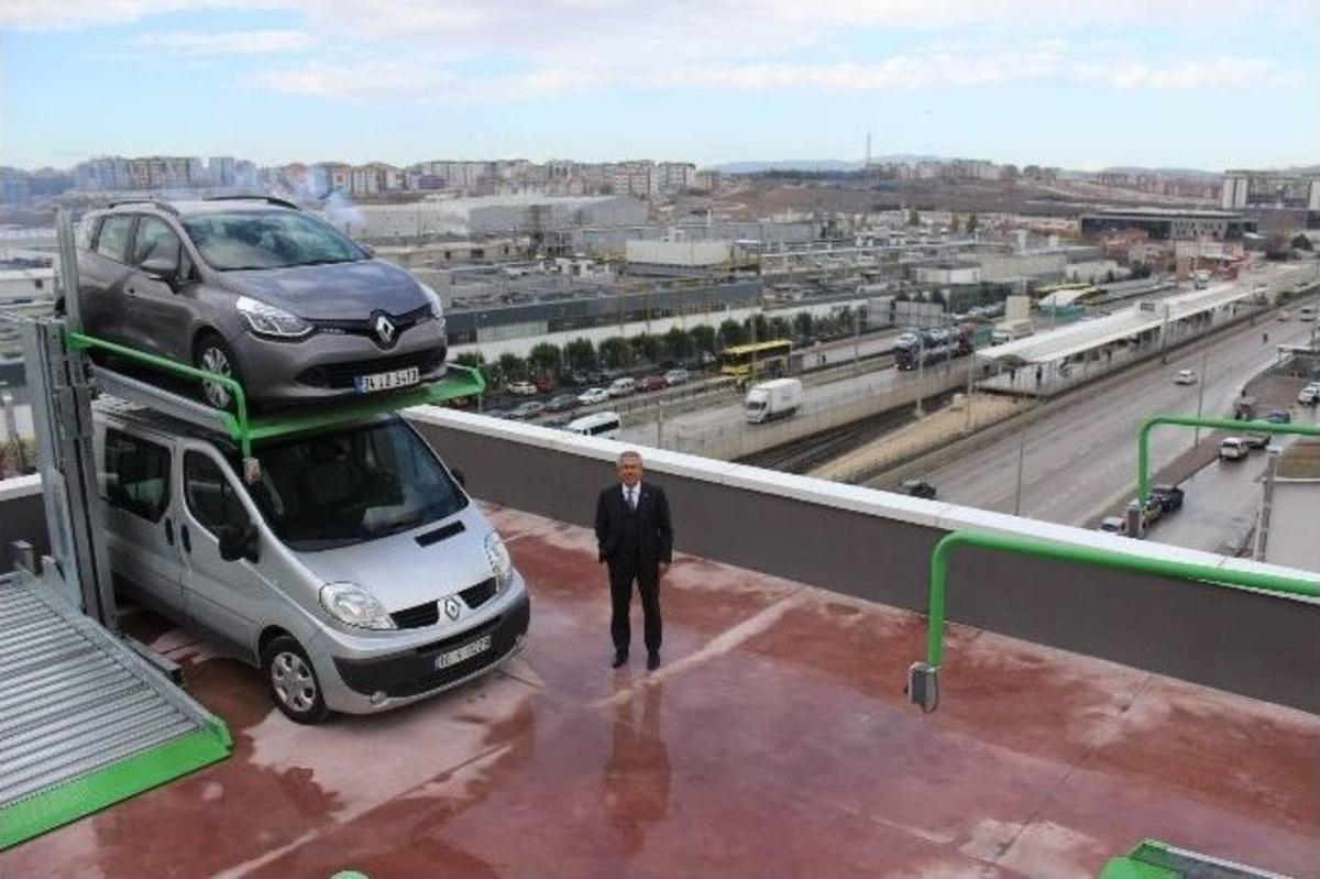 Bu İş Merkezinin &Ccedil;atısındaki Ara&ccedil;ları G&ouml;ren Vatandaşlar, Onların U&ccedil;tuğunu Sanıyor...(&ouml;zel Haber)
