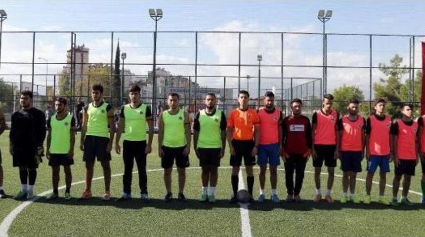 Kramponlar, Şehitler I&ccedil;in Meşin Yuvarlağa Vurdu