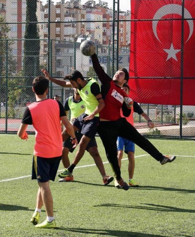 Kramponlar, Şehitler Için Meşin Yuvarlağa Vurdu