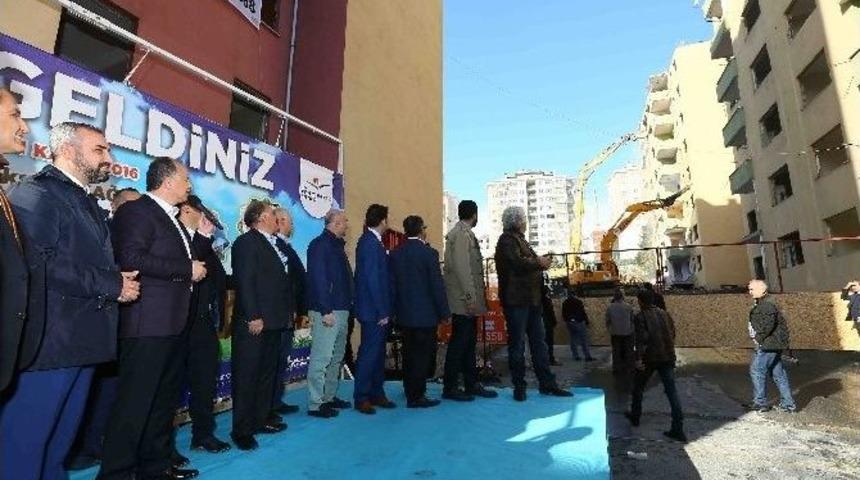 Bağcılar&rsquo;da Kentsel D&ouml;n&uuml;ş&uuml;m Projesi İ&ccedil;in Yıkım Yapıldı