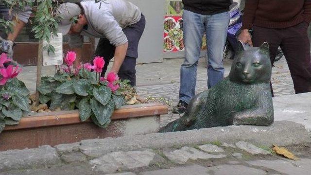 &lsquo;tombili&rsquo;nin Heykeli Yeniden Yerine Dikildi 2