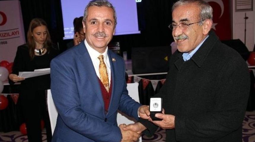 Kızılay K&uuml;tahya Şubesi G&ouml;n&uuml;ll&uuml; Bağış&ccedil;ılarını &Ouml;d&uuml;llendirdi