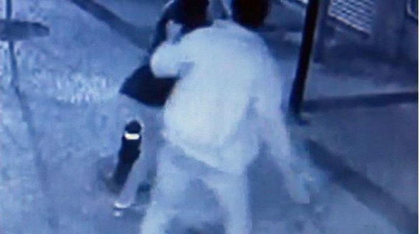 Manisa&rsquo;da Kız Arkadaşını Sokak Ortasında Darp Eden Şahıs Yakalandı