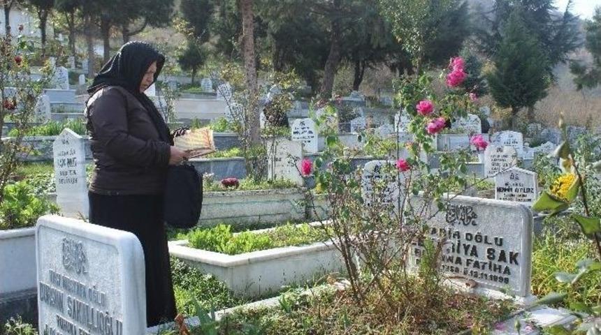 D&uuml;zce Depreminde Hayatını Kaybedenler Dualarla Anıldı