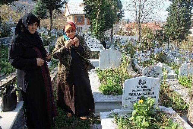 D&uuml;zce Depreminde Hayatını Kaybedenler Dualarla Anıldı 1