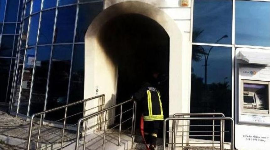 Banka Şubesinde Yangın &Ccedil;ıktı