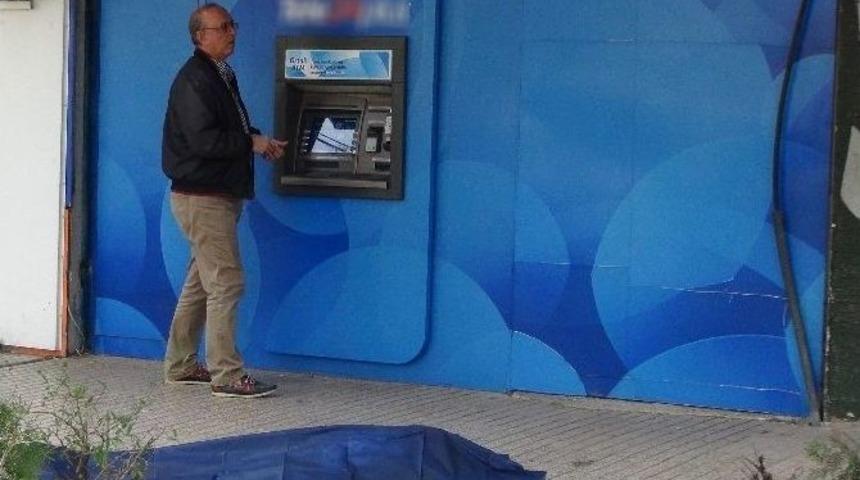 4&rsquo;&uuml;nc&uuml; Kattaki Evin Penceresinden D&uuml;şen Yaşlı Adam Beton Zemine &Ccedil;akıldı