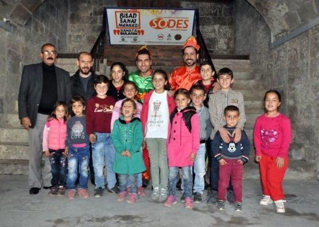 Bitlis'te Köy Çocukları Tiyatro Oyunu Izledi