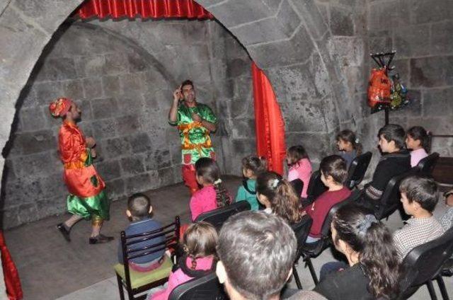 Bitlis'te Köy Çocukları Tiyatro Oyunu Izledi