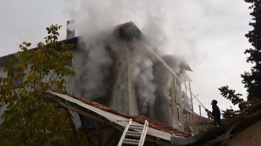 Suriyeli Ailenin Yaşadığı Ev K&uuml;l Oldu