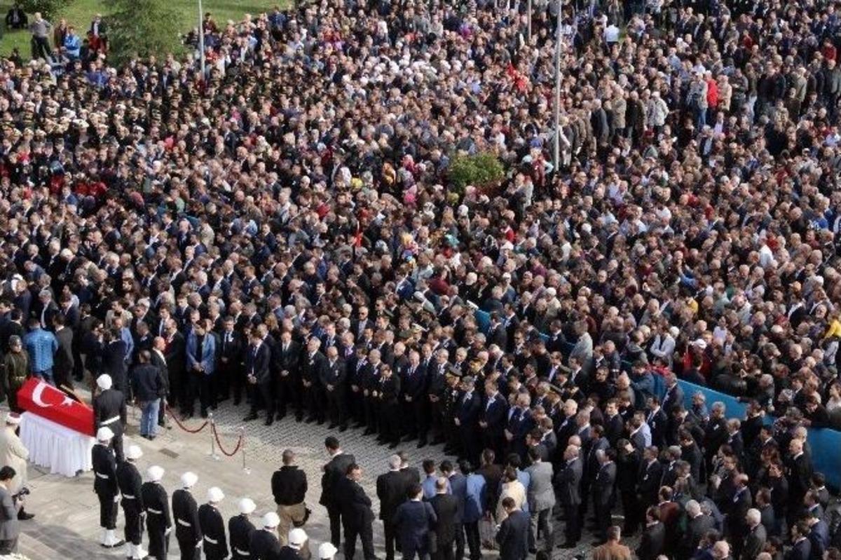 Şehit Kaymakam İ&ccedil;in Valilik &Ouml;n&uuml;nde T&ouml;ren D&uuml;zenlendi