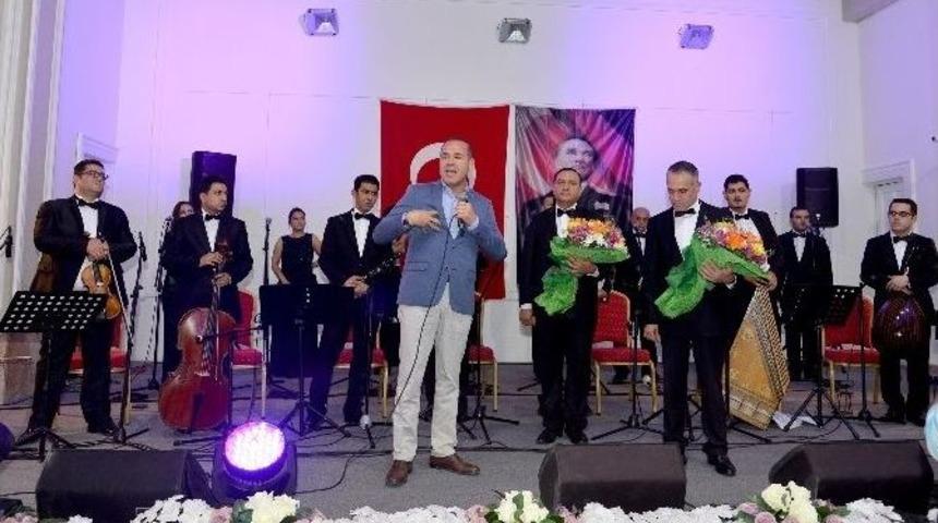 Atat&uuml;rk&rsquo;&uuml;n Sevdiği Şarkılar Adana&rsquo;da Yankılandı