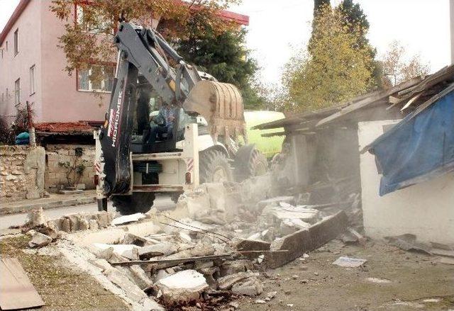 Yalova Belediye Başkanı Salman, Babasının Ahırını Elleriyle Yıktı 2