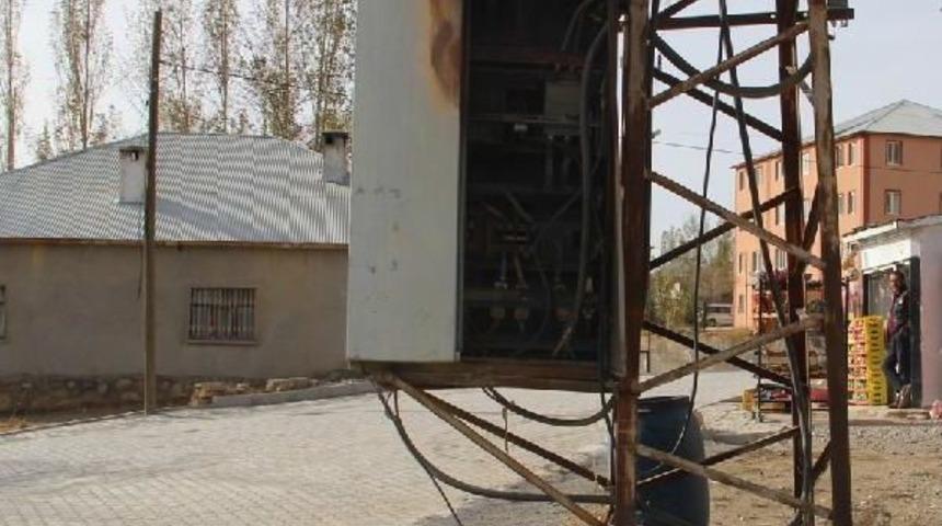 Başkale'de Kapakları A&ccedil;ık Bırakılan Trafolar Tehlike Sa&ccedil;ıyor