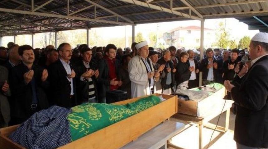 Kazada &Ouml;len Kuzenler Toprağa Verildi