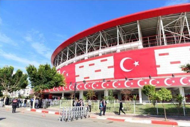 Antalya Stadyumu'nda Milli Maç Için Üst Düzey Güvenlik