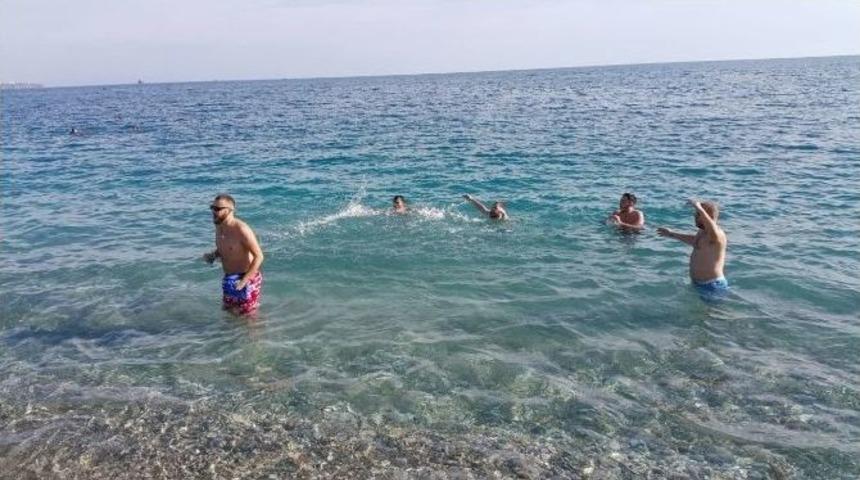 Kosova Taraftarları Ma&ccedil; &Ouml;ncesi Denize Girdi