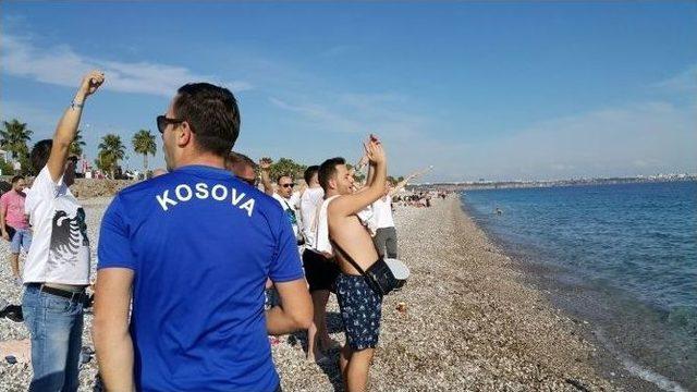 Kosova Taraftarları Maç Öncesi Denize Girdi