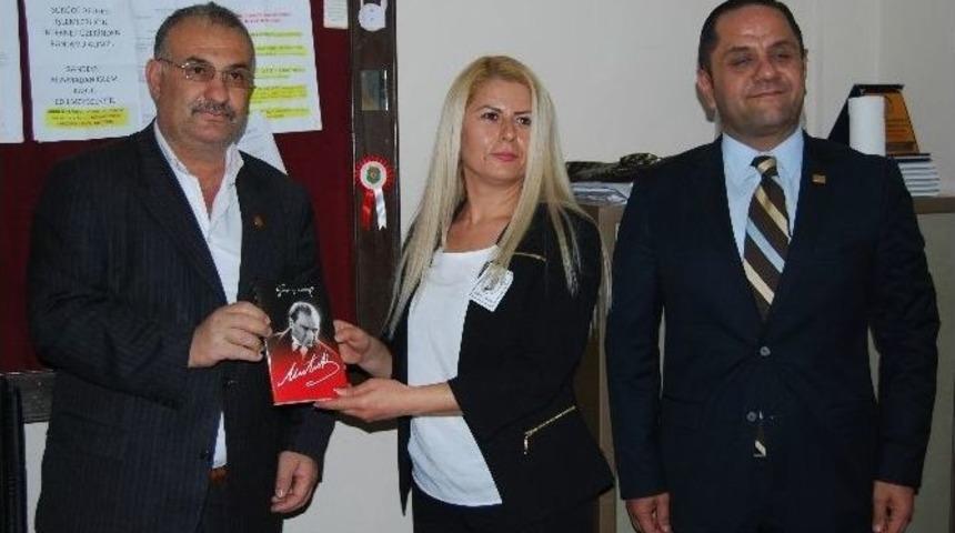 Chp İlçe Teşkilatı, Kadirli’de Nutuk Kitabı Dağıttı