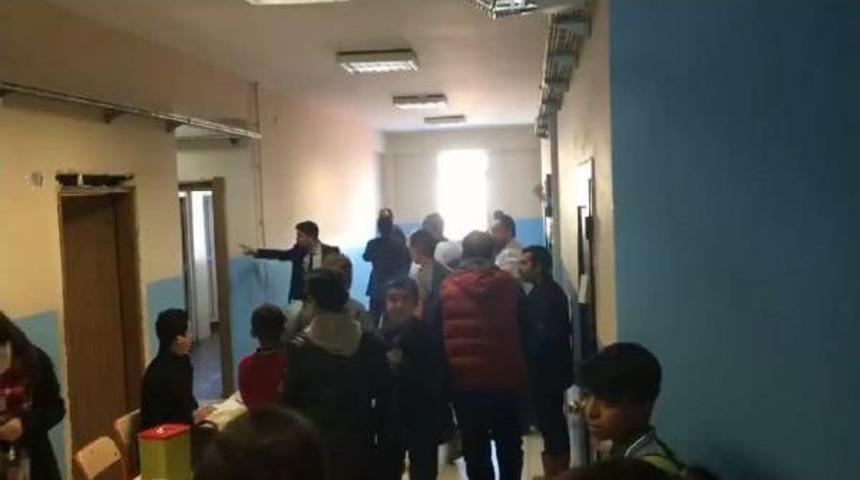 Okulda &Ouml;ğretmenlerle Sağlık&ccedil;ıların Tekme Tokat Aşı Kavgası