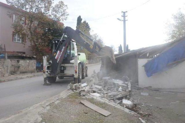 Yalova Belediye Başkanı, Babasına Ait Ahırı Kepçe Yıktı