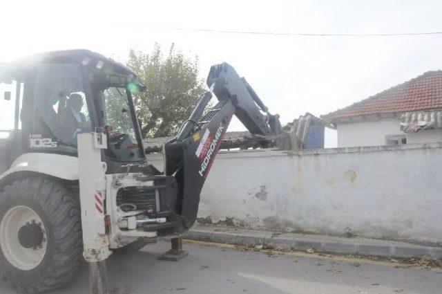 Yalova Belediye Başkanı, Babasına Ait Ahırı Kepçe Yıktı