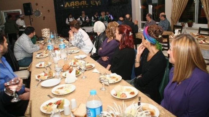 Devrek&rsquo;te D&uuml;zenlenen Sıra Gecesinde Vatandaşlar Doyasıya Eğlenmenin Keyfini &Ccedil;ıkardılar