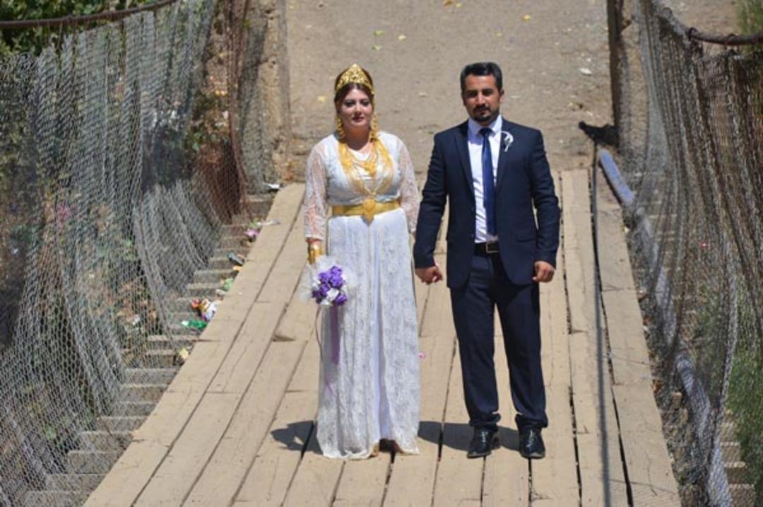 Aşiret d&uuml;ğ&uuml;n&uuml;nde dudak u&ccedil;uklatan takı! 