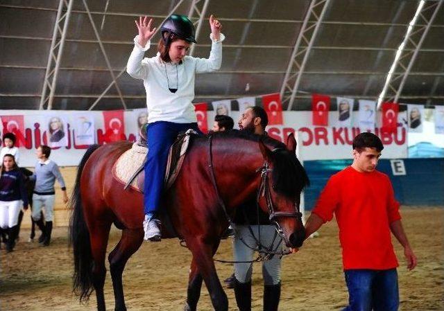 Beylikd&uuml;z&uuml;&rsquo;nde 1&rsquo;inci At Yarışları Ve Pony Festivali 1