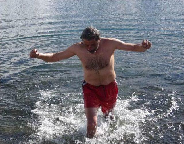 Ka&ccedil;kar Dağı Buzul G&ouml;l&uuml; nde Y&uuml;zme Şenliği 1