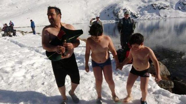 Ka&ccedil;kar Dağı Buzul G&ouml;l&uuml; nde Y&uuml;zme Şenliği 3