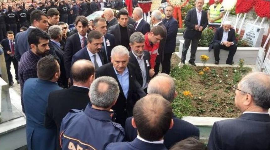 Cumhurbaşkanı Erdoğan, Şehit Kaymakamın Mezarı Başında Kur&rsquo;an-ı Kerim Okudu