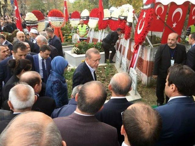 Cumhurbaşkanı Erdoğan, Şehit Kaymakamın Mezarı Başında Kur’an-ı Kerim Okudu