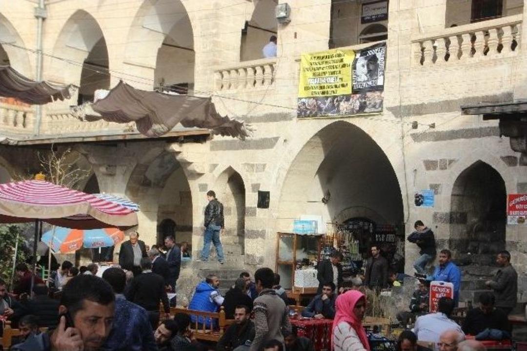 Fotoğraf Sanat&ccedil;ısının Dev Posteri, Tanıttığı Tarihi Hanın Duvarına Asıldı